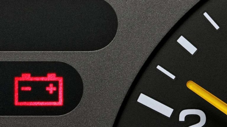 Luz da bateria acesa no painel do carro, o que pode ser?